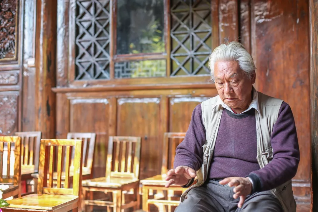 
这位纳若是“烤烟书记”，是“农民教授”，学生爱他却递辞退书


