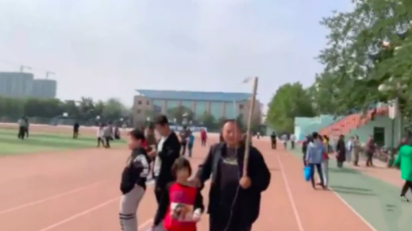 原创
女童举吊瓶参观衡水中学:为何“推娃”会做走向病入膏肓?
原创
女童举吊瓶参观衡水中学:为何“推娃”会做走向病入膏肓?