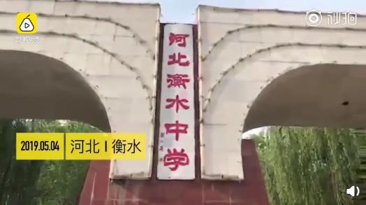 
10岁女童高烧举吊瓶参观衡水中学，狼爸的做法引人深思……


