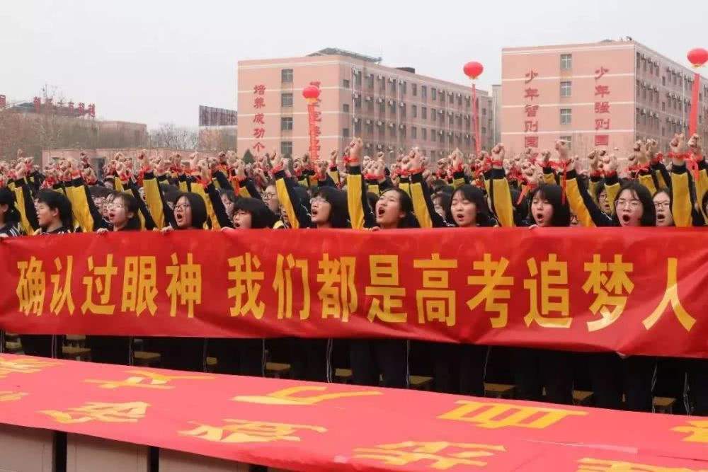 高考倒计时28天:高三班主任鼓励把手机还给孩子,网友:支持!
高考倒计时28天:高三班主任鼓励把手机还给孩子,网友:支持!