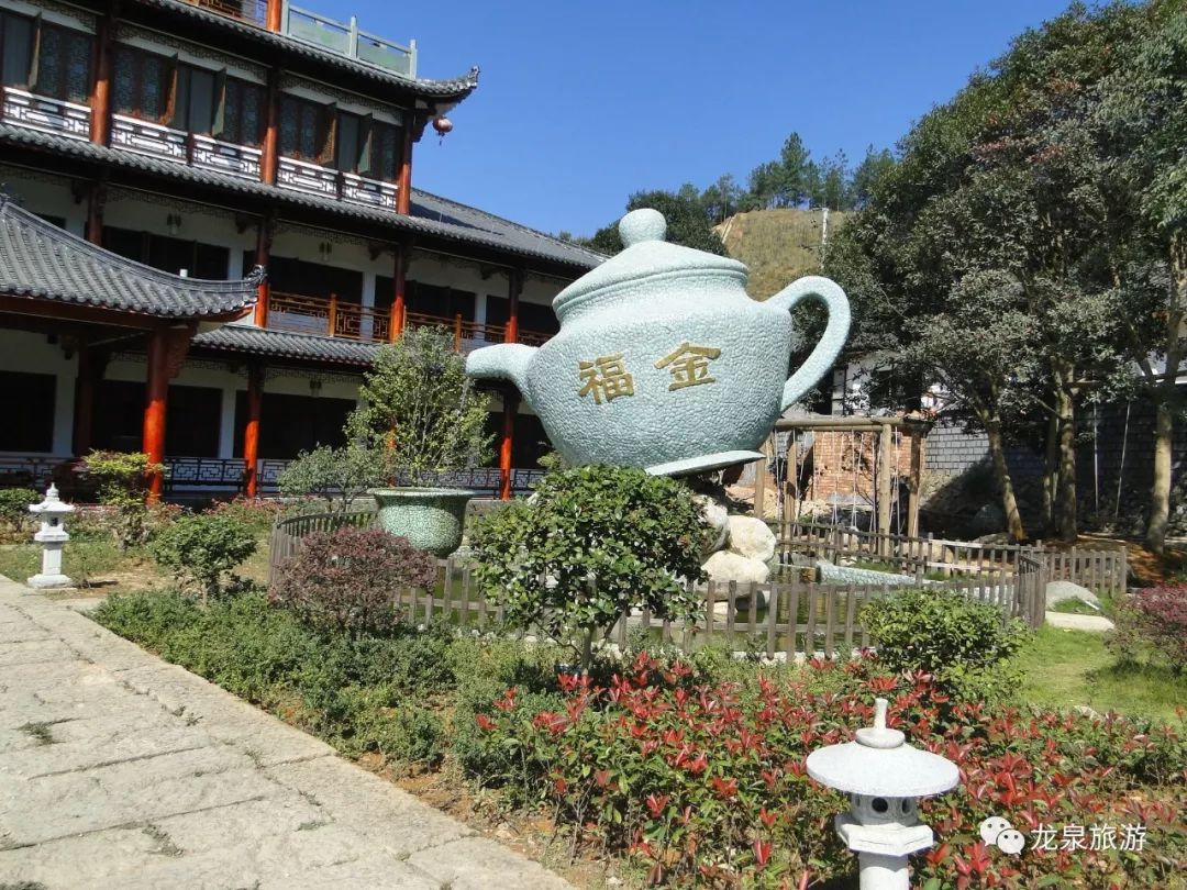 龙泉市金观音庄园位于兰巨乡蜜蜂岭村,是一处集茶叶种植,生产,销售