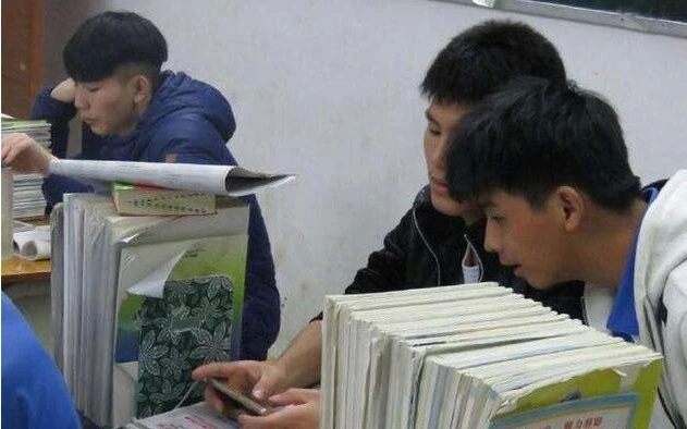 
学生上课迟到，老师怒砸其手机，学生哭诉：手机是我打工赚钱买的


