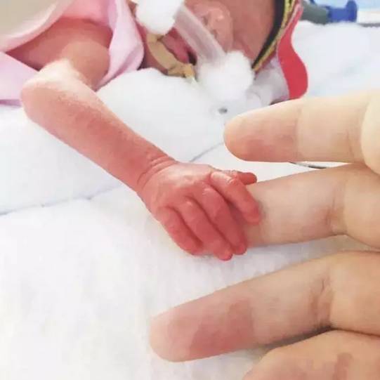                     生了3个儿子，又生了3胞胎，这位辣妈和她的6个娃攻陷了朋友圈