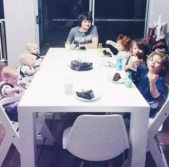                     生了3个儿子，又生了3胞胎，这位辣妈和她的6个娃攻陷了朋友圈