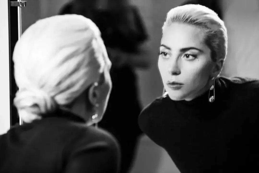 Lady Gaga现场脱衣刷屏:性侵、抑郁、劈腿都打不倒的“妖怪”却活出让人羡慕的模样 亿万先生博线上娱乐