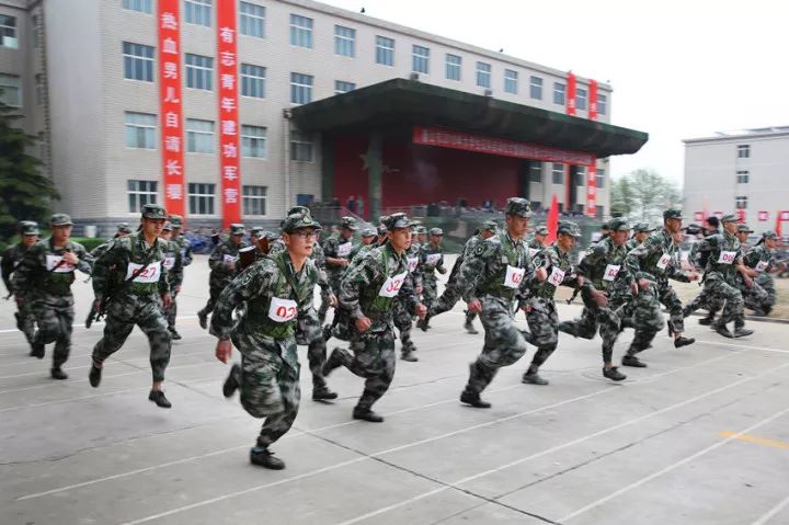 唐山6百余名国防后备大学生连军事大比武 咱华北理工大学轻工学院获