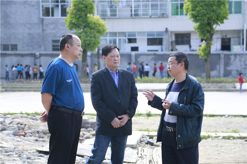 
桃源县教育局局长督查教育管理年、“三年行动”计划推进情况


