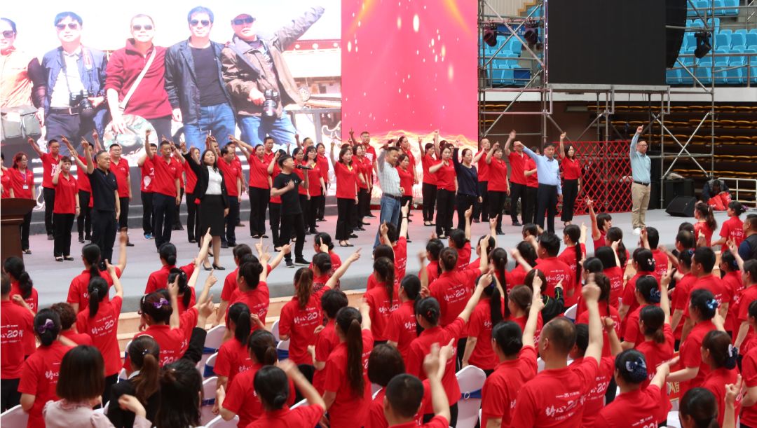 地点:南阳市体育中心 参加人员: 万德隆4000余名员工 特邀