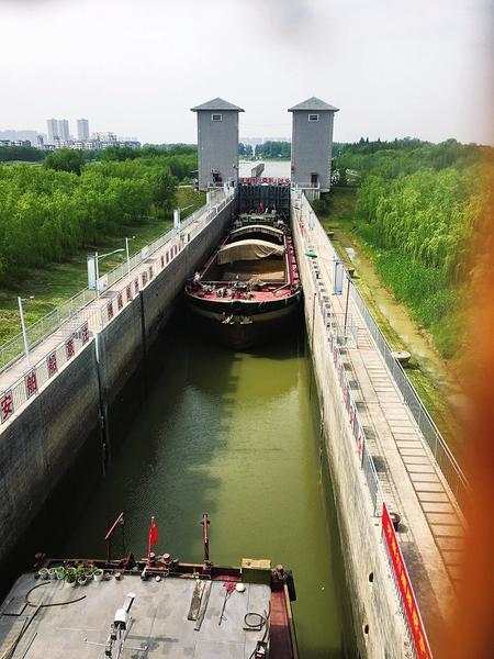 沙颍河阜阳船闸通过能力不足,船闸上,下游滞留船舶均超过400艘,平均待