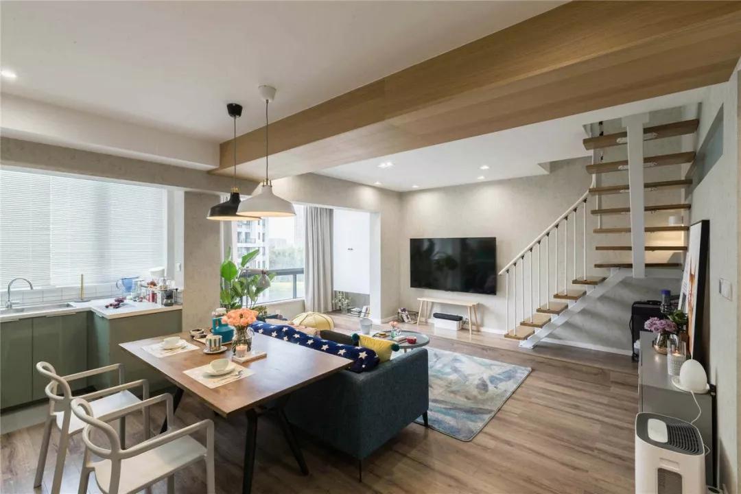 40平的小户型复式楼,硬是被装成一个温馨,舒适的小窝