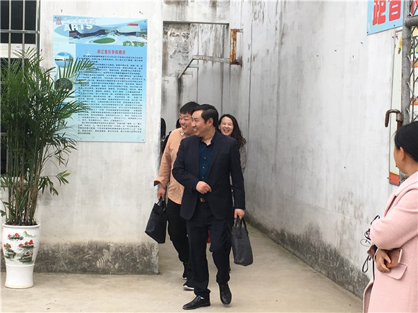 
借“媒体网友进校园”之东风展车中艺体特色教育成果


