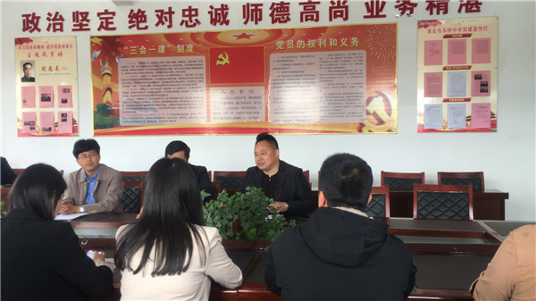 
借“媒体网友进校园”之东风展车中艺体特色教育成果



