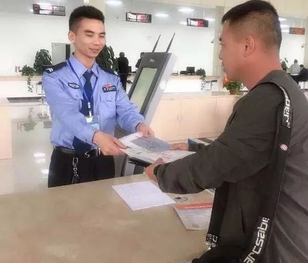 世界微笑日一起看看车管所民警的美丽微笑