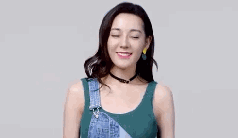 原创迪丽热巴的颜值也崩了?表情管理太差睁不开眼睛,网友:没睡醒?