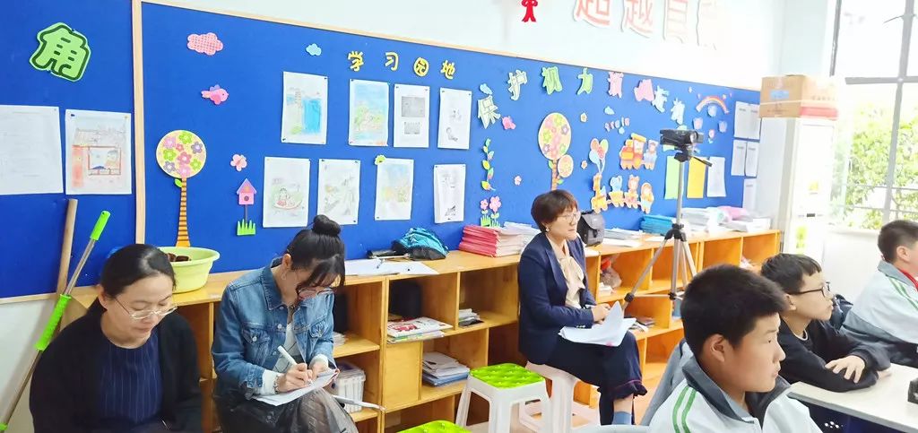 肢体语言猜成语游戏_看肢体语言图片猜成语(3)