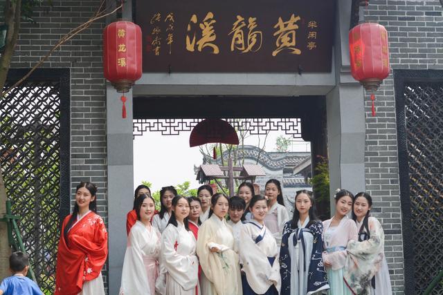 
黄龙溪惊现古典美人高颜值小姐姐原来竟是准空姐


