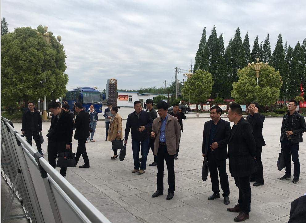 
借“媒体网友进校园”之东风展车中艺体特色教育成果


