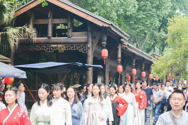 
黄龙溪惊现古典美人高颜值小姐姐原来竟是准空姐


