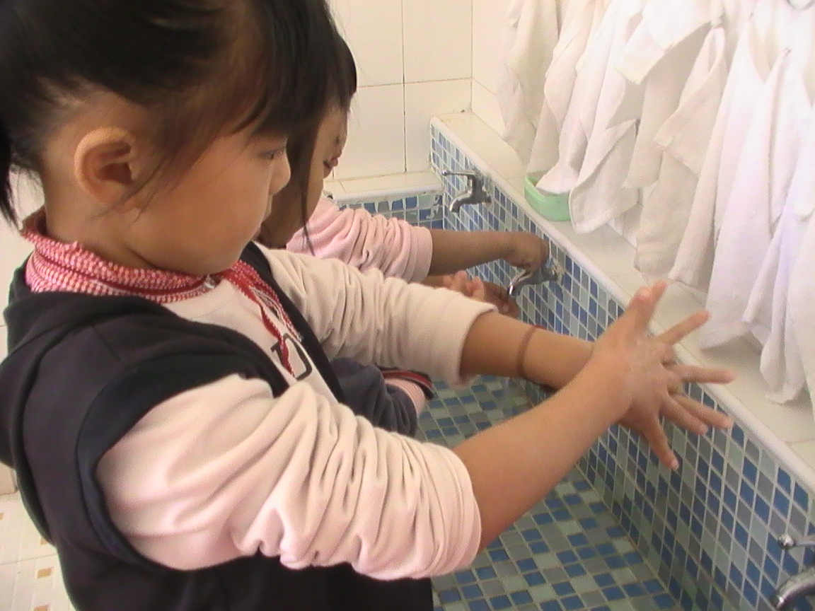 
幼儿园老师必会的小中大班常规培养要求


