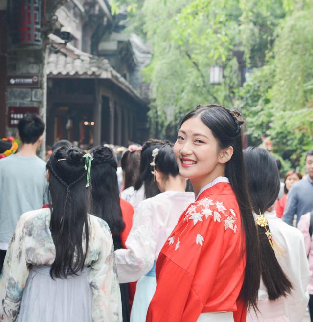 
黄龙溪惊现古典美人高颜值小姐姐原来竟是准空姐


