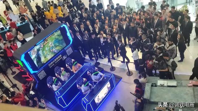 
王健林、马化腾同时现身万达广场，万腾合作又有新想象力了？


