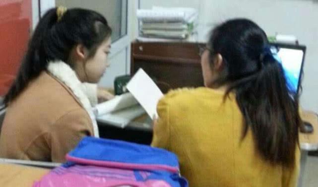 
高中生情侣教室约会，行为过激被学校开除，家长教育值得反思！


