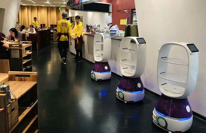 河南郑州巴奴火锅大变身送餐机器人上线顾客好评不断