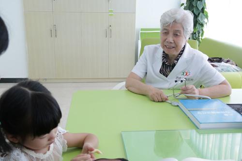                    80岁老中医：它是“脾胃杀手”，比方便面更“垃圾”，别让孩子吃
