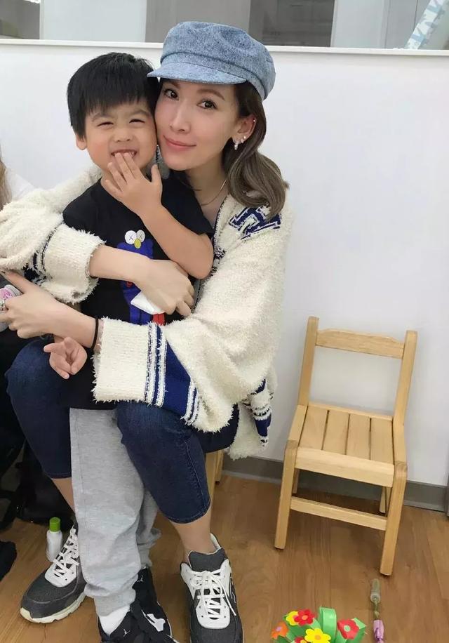 原创 陈若仪小儿子跪地为她按摩