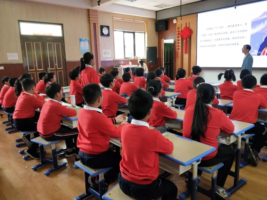 4月19日下午,嵊州市三江小学和白沙小学签订"互联网 义务教育" 城乡