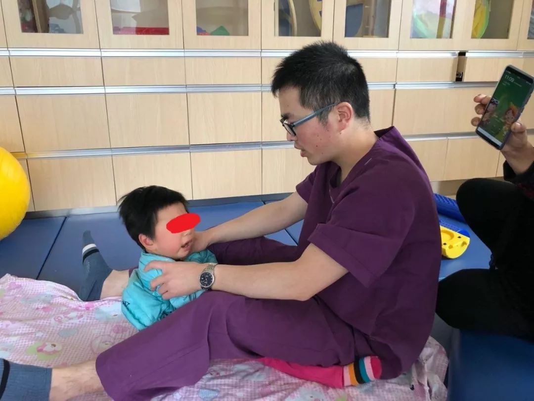 脑瘫患儿头部控制训练方法