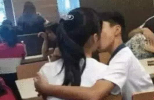 
中学实验室视频背后的警醒:早恋者,如何进行教育!


