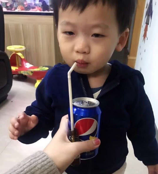                    呆萌宝宝中了妈妈“喂药”的招数，以为是饮料狂吸不止！