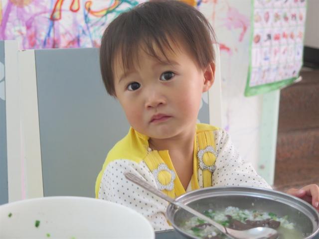                     忠告：过度喂养让娃变傻！娃发出这3个“求救信号”，就别再喂了