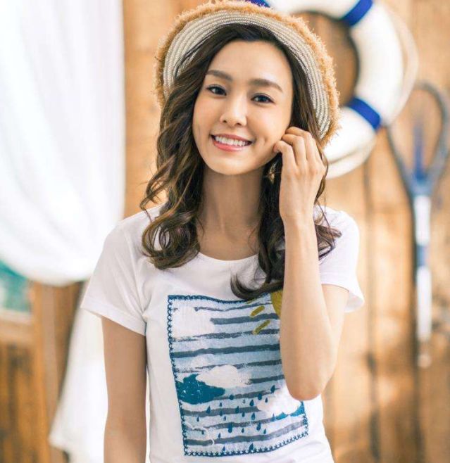 
范玮琪发长文称没有伪装学历，但有网友吐槽她虚伪，为什么？


