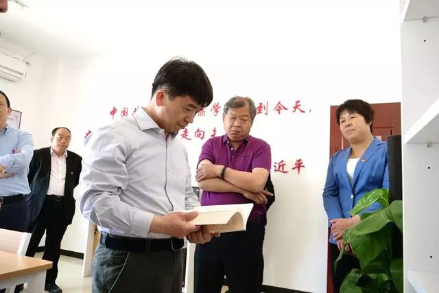 镇红丰党群活动服务中心调研指导工作