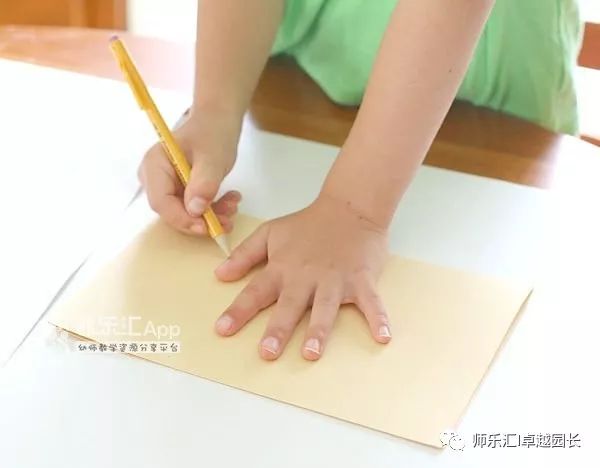 蛋糕纸粘贴画  卡纸马蹄莲  折纸小雏菊  皱纹纸牡丹花  毛根手环