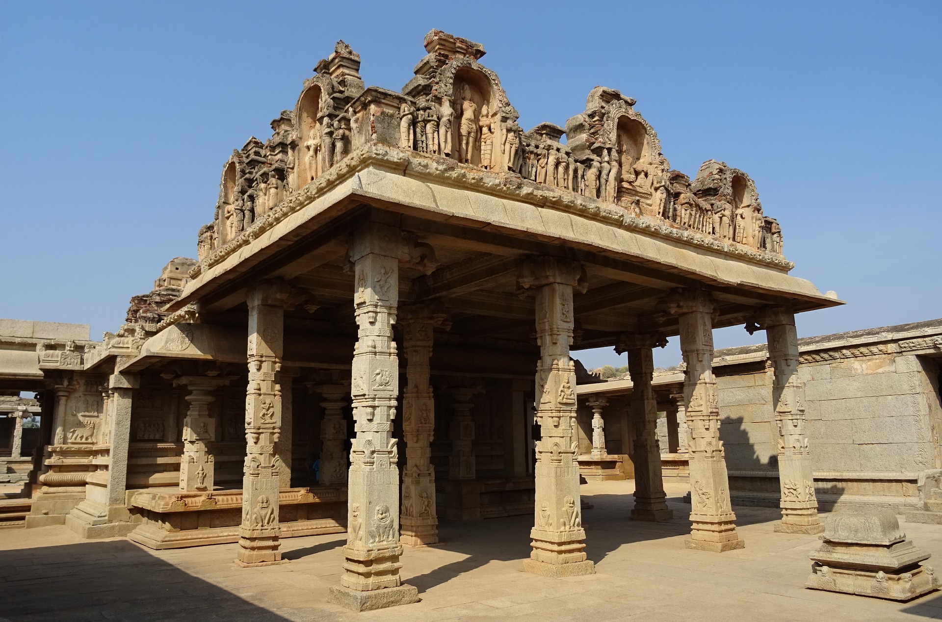 亨比位于南印度,保留着很多宫殿和神庙建筑,成龙和金喜善合拍的电影
