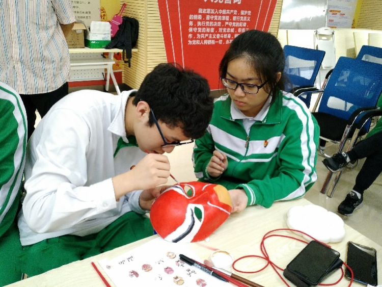 
粤剧面谱大师走进校园教学生画“花脸”


