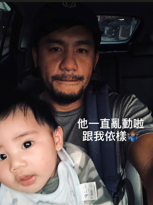 张震岳晒儿子和小伙伴玩耍,8个月小谷沐爱吃手指,颜值