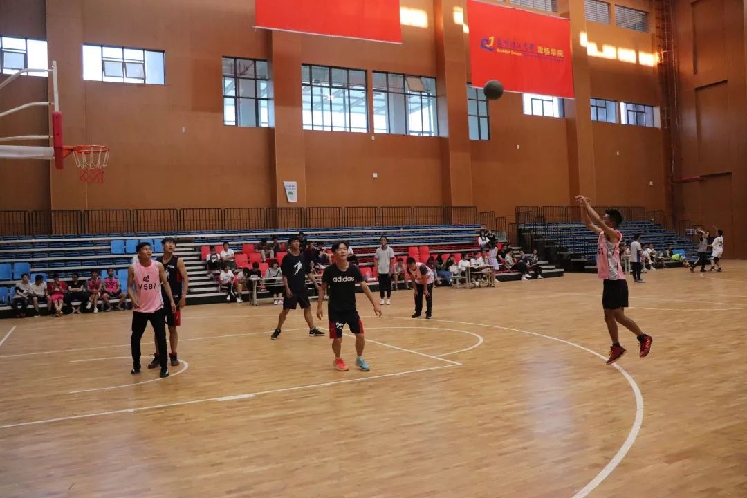 "3v3"篮球淘汰赛b组第五场在昆明理工大学津桥学院空港校区体育馆拉开