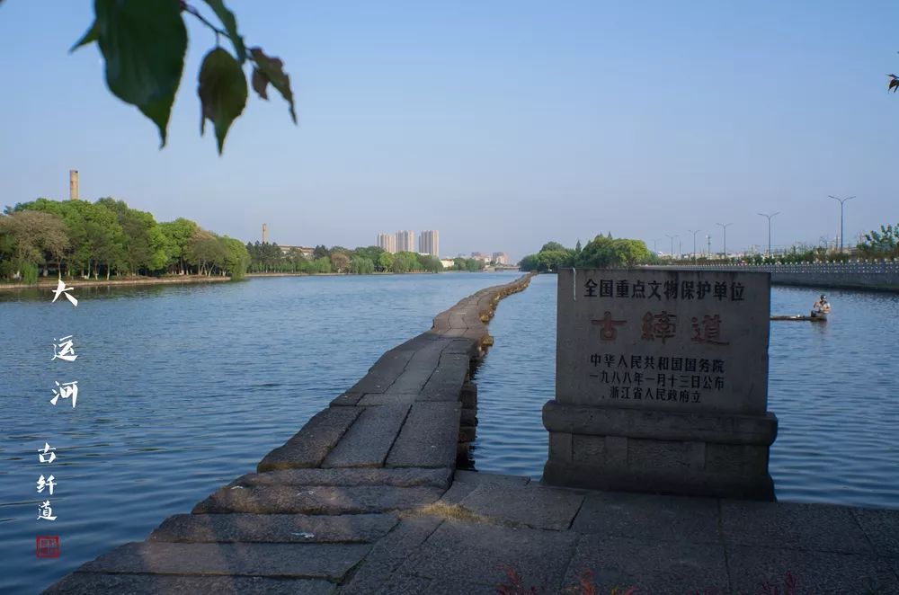 在浙东运河古纤道中,横穿绍兴境内的钱清板桥至上谢桥一段保存最为