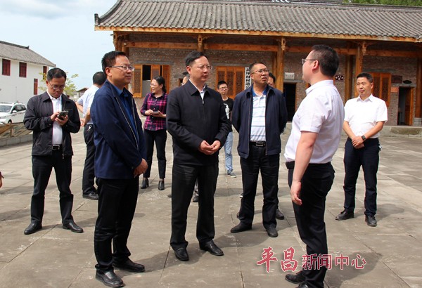 代表团来我县考察"四好农村路"建设,县委副书记,县长李余良陪同考察