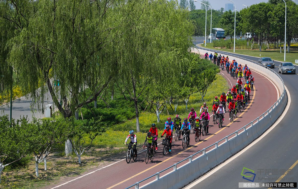 5月9日,北京通州自行车运动协会队员在绿道骑行(图片来源:tuku.