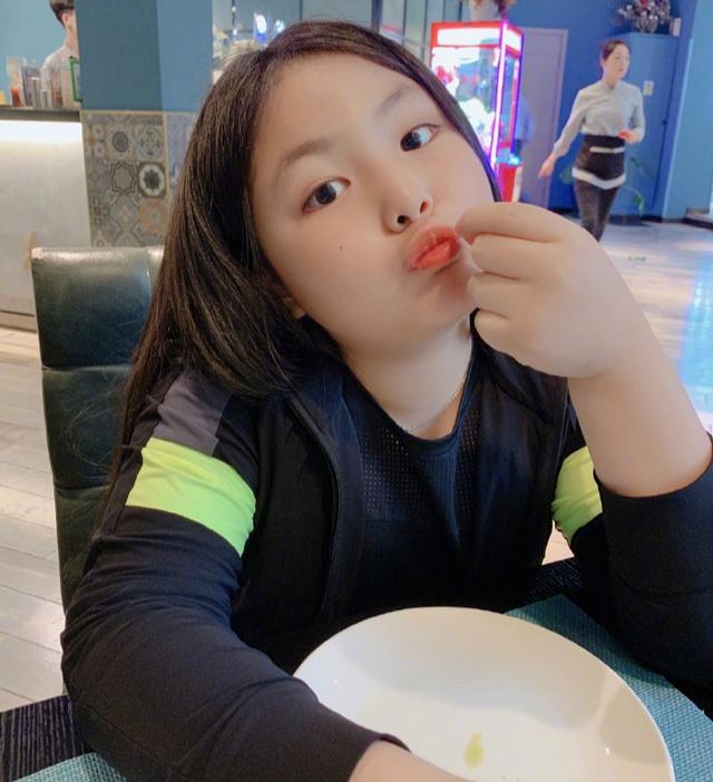 李湘携女儿在街头被拍,小肚突出成亮点,网友称 王诗龄要当姐姐了
