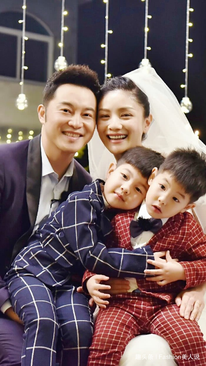 沙溢胡可夫妇走机场,穿休闲春装活力减龄,胡可剪波波头后更美了 博狗官方网址