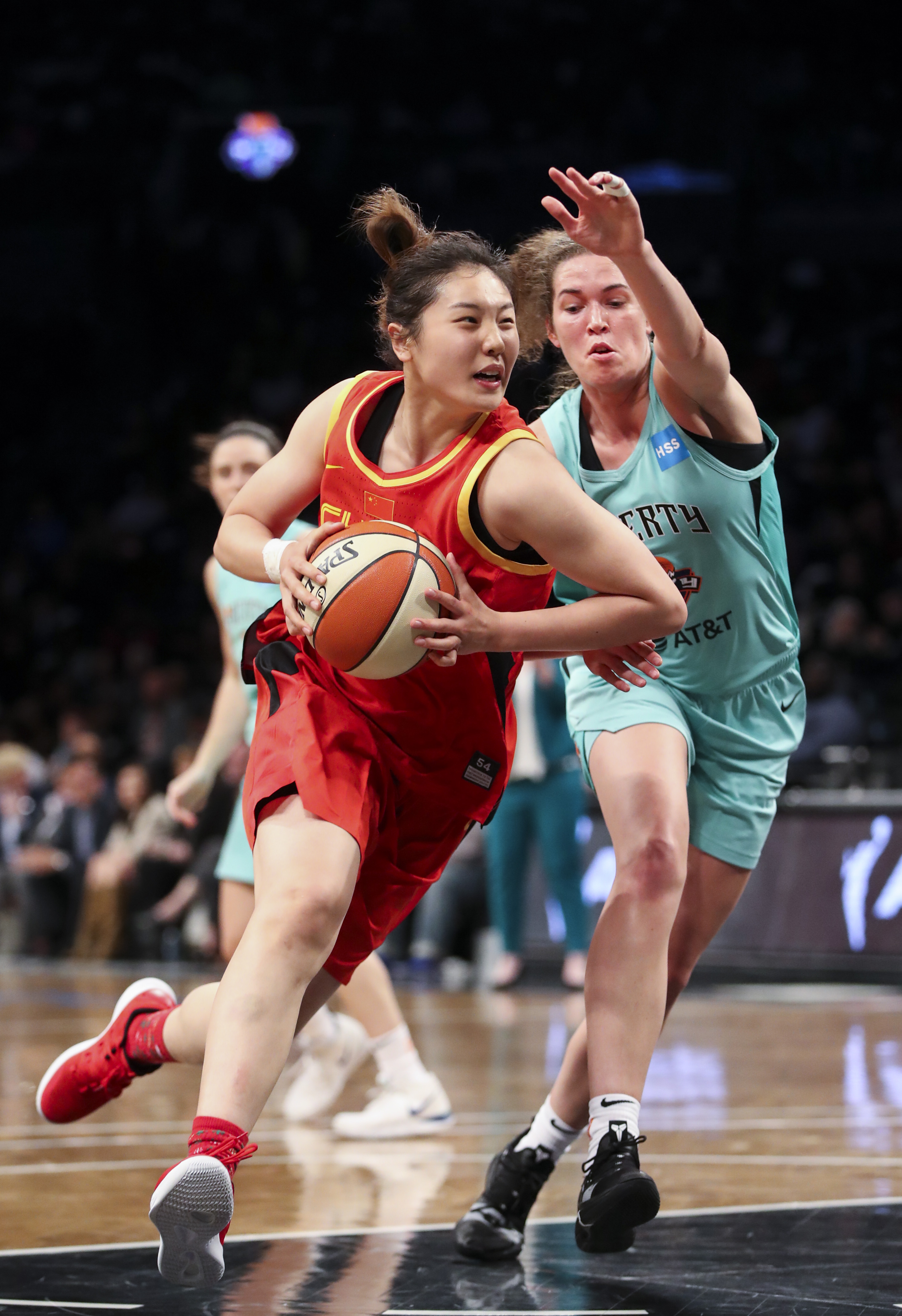 5月9日,中国女篮队球员张茹在比赛中上篮.