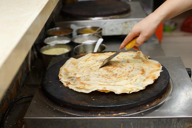 走进二妮菜煎饼的背后:在徐州,一份菜煎饼远不止看上去那么简单