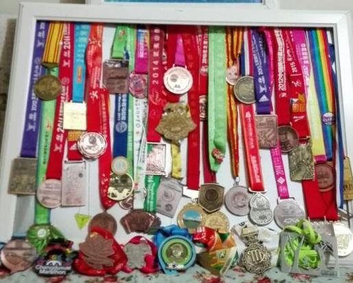 保洁工人爱跑马,66岁阿姨靠打扫厕所跑遍世界