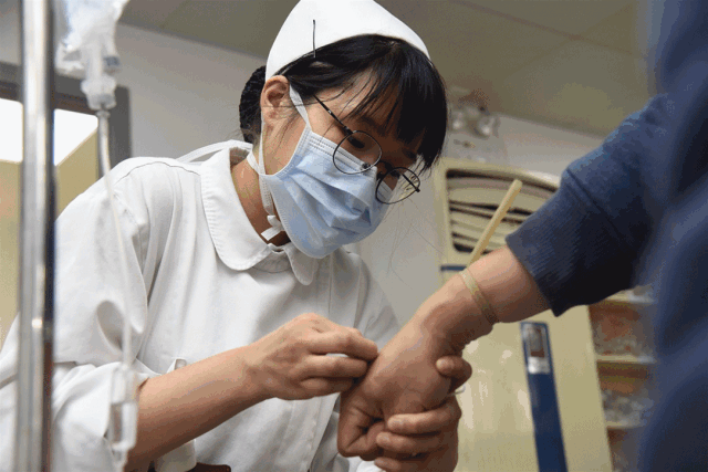 是护士,也是母亲 作为护士,她们尽职尽责 作为妈妈,她们却总是无暇顾